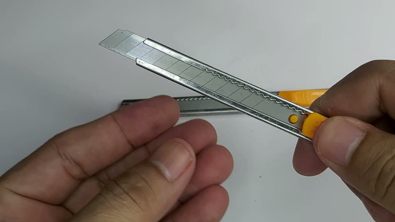 Miniatură video: INGCO Snap Off Blade  9mm HKNS1806  INGCO  Pisau Cutter Kecil Slim Mini