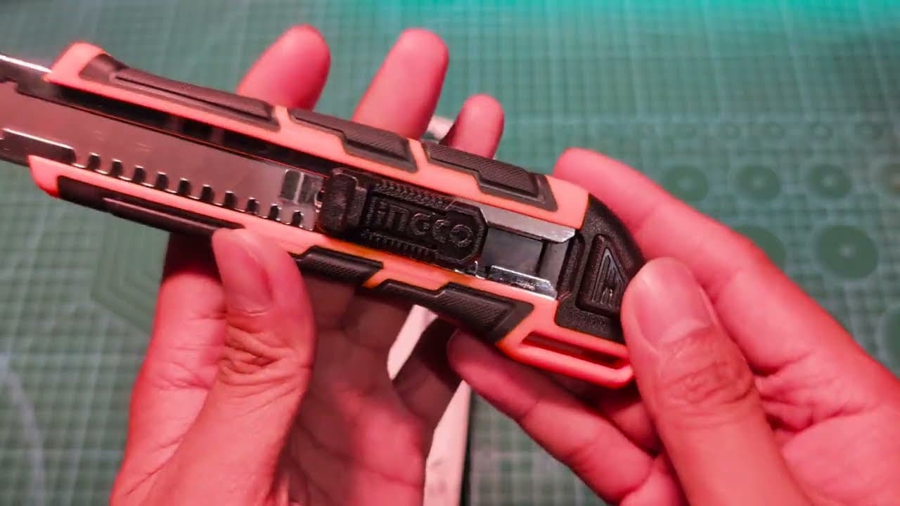 Miniatură video: INGCO 18mm x 100mm Snap Off Blade Knife Cutter HKNS28035