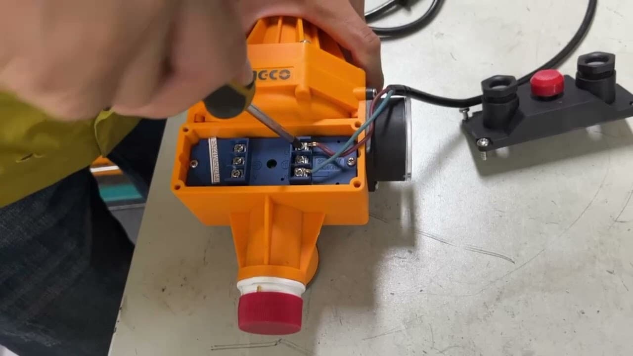 Miniatură video: INGCO Automatic pump control WAPS002