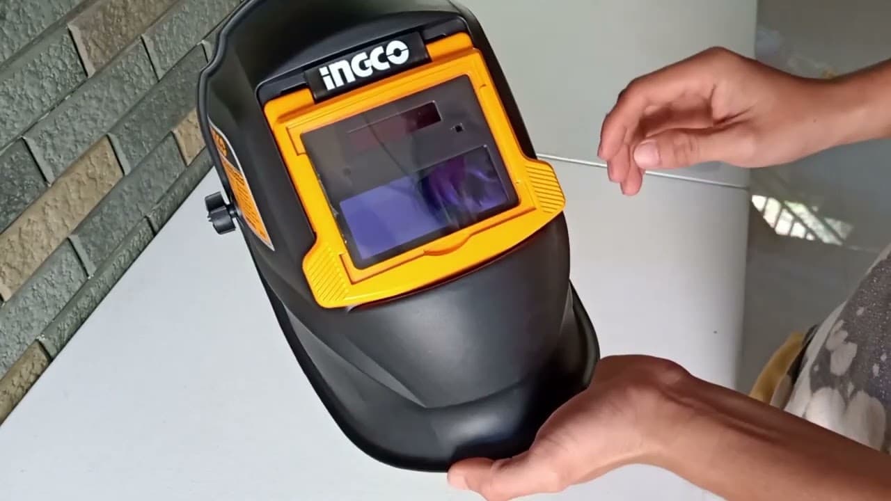 Miniatură video: AHM009 UNBOXING & OPERATING INGCO ANTI DARKENING WELDING HELMET